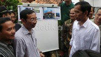Warga mengaku senang dengan kebijakan yang diambil Jokowi ini. Warga pun mengaku mendukung dan siap membantu guna kelancaran pembangunan rumah deret ini.     