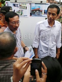 Jokowi juga mendengarkan masukan dari warga.