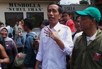 Jokowi pun mendengarkan dengan serius curahan hati para pedagang.