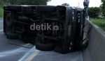 Mobil Travel Terbalik di KM 69 Tol Purbaleunyi