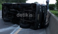     Mobil Citi Trans ini membawa 7 penumpang dan melaju dari arah Bandung. Ketika melintasi bahu jalan, tiba-tiba ada mobil lain yang ikut mengambil lajur bahu jalan. (ayi)