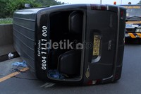     Usai menabrak pembatas jalan, mobil travel ini pun terbalik. Seluruh kacanya pecah. (ayi)