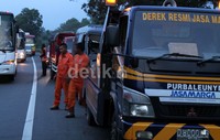    Kecelakaan ini berdampak pada arus lalu lintas menuju ke arah Jakarta. Kondisi jalan tol yang sudah padat karena hari libur, menjadi semakin padat akibat kecelakaan ini. (ayi)