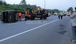 Mobil Travel Terbalik di KM 69 Tol Purbaleunyi