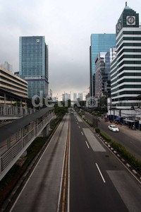Suasana lalu lintas di Jalan Rasuna Said, Jakarta Selatan, Kamis (9/5).