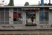 Hal yang sama juga terlihat di halte-halte busway, halte tersebut sepi penumpang.