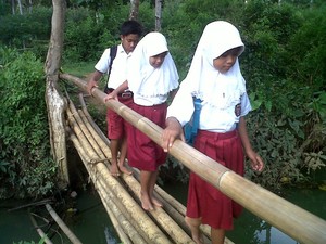 Ironis, Daerah Penghasil Emas & Listrik Ini Miskin dan Gelap Gulita