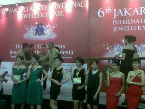 Para Wanita Cantik Ramaikan Pameran Perhiasan Kelas Dunia di Jakarta
