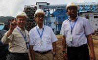 Sekretaris Perusahaan PLN, Adi Supriono (kiri) didampingi General Manajer PLN Wilayah Maluku dan Maluku Utara, Ikhsan Asaad (tengah) dan Manajer PLN Area Ternate, Dwi Murwanto (Kanan) berbincang, Saat meninjau Pembangunan Proyek PLTU Tidore, Maluku Utara, Kamis (9/5). Agus Trimukti/Humas PLN.