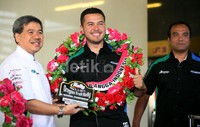 Rifat Sungkar disambut dengan pengalungan bunga, saat tiba di Terminal 2D Bandara Internasional Soekarno-Hatta, Tangerang, Banten, Kamis (9/5).