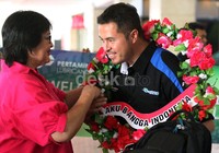 Rifat mendapat ucapan selamat dari sang ibu Ria Sungkar (kiri).