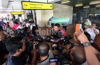 Rifat melayani pertanyaan wartawan saat tiba di bandara.