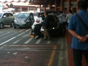 Ini Aksi Dahlan Mencoba Usir Mercy Mewah yang Parkir Sembarangan di Soetta