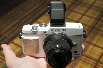 Adalah Pen E-P5 yang memiliki bodi lebih langsing dan kecil jika dibandingkan OM-D. (Photo credit: Engadget)