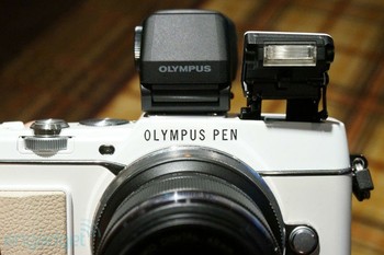 E-P5 akan menjadi kamera mirrorless pertama Olympus yang memiliki built-in Wi-Fi. Perusahaan asal Jepang tersebut juga sudah melengkapinya dengan focus peaking. (Photo credit: Engadget)