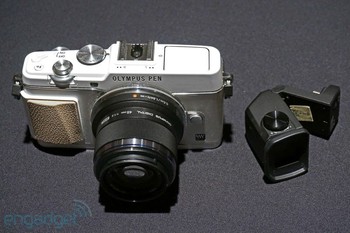 Kamera dengan sensor micro four thirds 16 MP ini dibanderol USD 1000. Olympus juga menyediakan bundling produknya ini dengan lensa 17mm f/1.8 dan electronic viewfinder. (Photo credit: Engadget)     