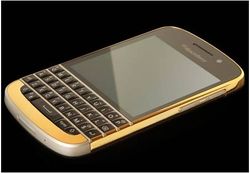 Penampakan Blackberry Q10 Emas Seharga Rp 24 Juta