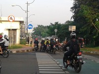 Padahal disitu sudah ada tanda 'motor dilarang masuk'. Jalur sepeda di pinggiran BKT Duren Sawit itu memang jadi jalur favorit pengendara motor untuk menghindari kemacetan. (Foto Joko Kurniantoro)
