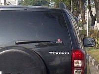 Terios diganti menjadi Teroris. Unik saya rasa karena biasanya orang Indonesia bangga menjadi yang aneh, tetapi seharusnya kita tidak bangga dengan 'sesuatu' yang sedang diperhatikan seluruh dunia karena Teroris bermakna buruk. (Foto Deddywoen)