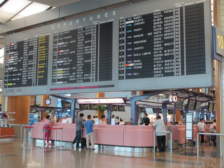 Inilah bagian dalam Bandara Changi, papan keberangkatan dan segala informasi penerbangan terpampang jelas (Afif/detikTravel) Inilah bagian dalam Bandara Changi, papan keberangkatan dan segala informasi penerbangan terpampang jelas (Afif/detikTravel)