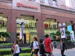 Menyelami Lautan Manusia di Orchard Road