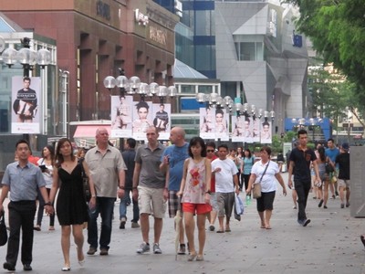 Menyelami Lautan Manusia di Orchard Road