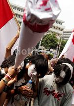 Demo Anti Narkoba di Kedubes Belanda