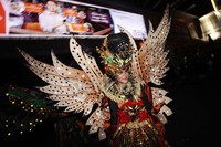 Beragam kostum yang unik ditampilkan para peserta Gading Nite Carnival.