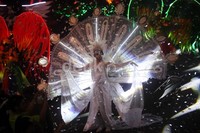 Parade busana bertajuk 'Gading Nite Carnival' ini menjadi pembuka rangkaian festival Jakarta Fashion & Food Festival.