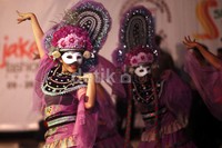 Aksi salah satu peserta Gading Nite Carnival.