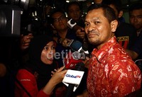     Zainuddin Paru mengatakan Hilmi sudah memiliki agenda lain, sebelum surat panggilan KPK tiba. Namun dia tidak menjelaskan secara rinci apa acara Hilmi tersebut. Lamhot Aritonang/detikFoto.