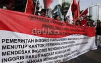 Para pendemo membentangkan spanduk berisi tuntutan di depan Kedutaan Besar (Kedubes) Inggris di Jakarta.