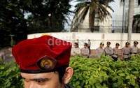 Aksi berlangsung dengan tertib dengan pengamanan puluhan personil polisi dari kesatuan Sabhara dan Brimob.