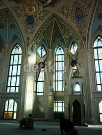 Ruang salat. Dekorasi masjid ini menggunakan panel keramik dan mural, gypsum, mosaik Romawi, kayu dan batu yang dipahat dengan tangan serta sebagian fasad menggunakan batu marbel dan granit.