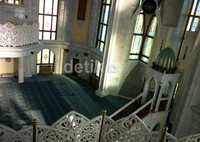 Masjid ini terdiri dari 5 lantai. Lantai untuk salat jamaah pria dan wanita terbuat dari kayu keras yang dilapisi karpet Persia.