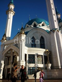 Masjid ini memiliki 8 menara yang empat di antaranya merupakan  menara utama setinggi 57 meter dan sisanya menara lebih pendek. Masjid ini ramai jamaah utamanya saat salat Jumat.
