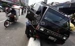 Ban Pecah, Mobil Boks Tabrak Pembatas Jalan
