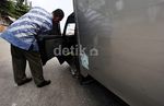 Ban Pecah, Mobil Boks Tabrak Pembatas Jalan