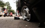 Ban Pecah, Mobil Boks Tabrak Pembatas Jalan