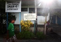Di depan bangunan tersebut terpasang plang bertuliskan SMAN 4. Sementara tepat di sebelahnya terdapat plang yang berisi larangan membongkar bangunan lapas.