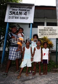 Anak-anak bermain di halaman bangunan penjara yang dijadikan sekolah tersebut.