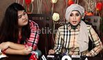 Sefti Sanustika Tampil Cantik dengan Kerudung Abu-abu