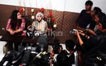 Sefti Sanustika Tampil Cantik dengan Kerudung Abu-abu