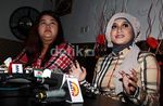 Sefti Sanustika Tampil Cantik dengan Kerudung Abu-abu