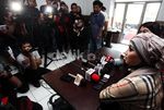Sefti Sanustika Tampil Cantik dengan Kerudung Abu-abu