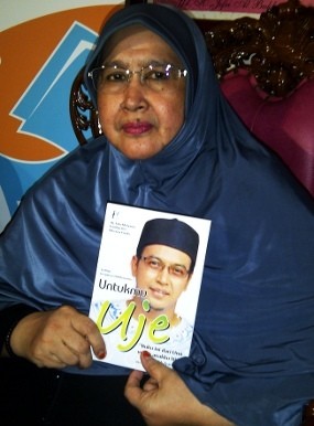 Uje Sempat Minta Air Mata Sang Ibunda Sebelum Meninggal