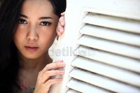 Nama Karina Salim melejit lewat film What They Don't Talk About When They Talk About Love lewat peran ciamiknya sebagai gadis pengidap low vison atau keterbatasan penglihatan.