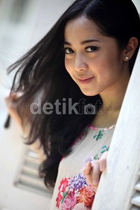 Nama Karina Salim melejit lewat film What They Don't Talk About When They Talk About Love.