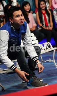 Luna memberikan sepatu untuk Raffi Ahmad saat ditemui di kawasan Jakarta Barat, Jumat (10/6/2013). Gusmun/detikFoto.