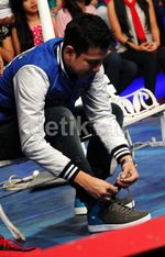 Raffi Ahmad Dihadiahi Luna Maya Sepatu